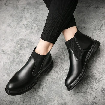 Мужская обувь 2023 Высококачественное скольжение на мужских ботинках Осень с круглым носком Твердые лаконичные короткие бочки Модные эластичные ботинки на низком каблуке
